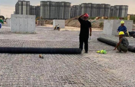 富源土工格栅铺设前地基要怎么处理？